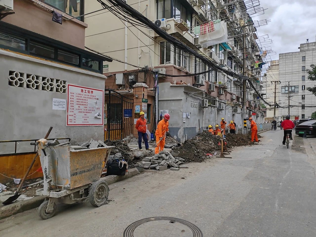 避免道路反复开挖这条弄堂的三项工程同步施工→(图2)