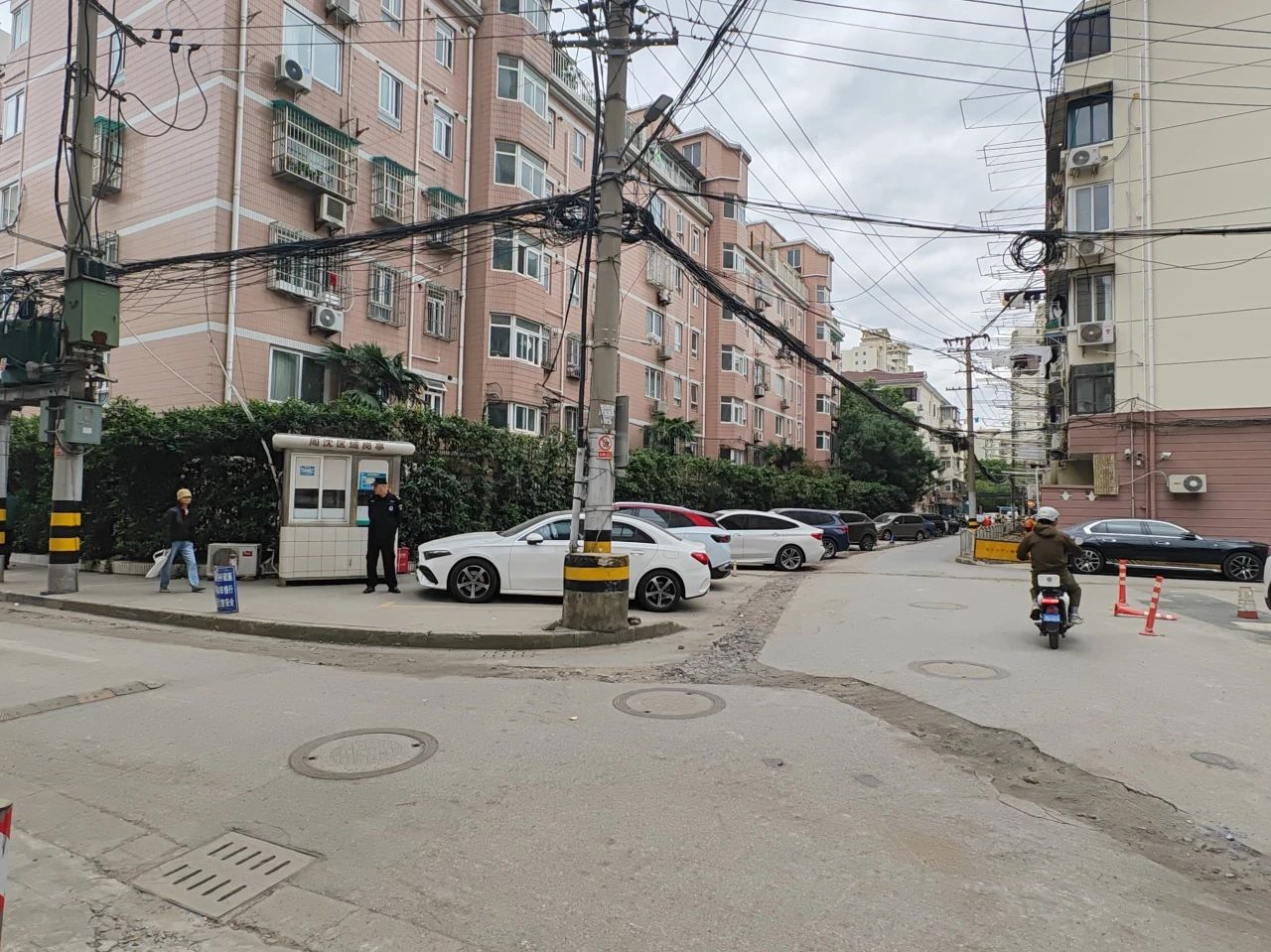 避免道路反复开挖这条弄堂的三项工程同步施工→(图1)