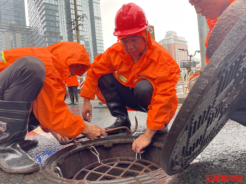 2024防汛火线丨淤泥污水中清理排水管道他们用双手打通城市地下“动脉”(图3)