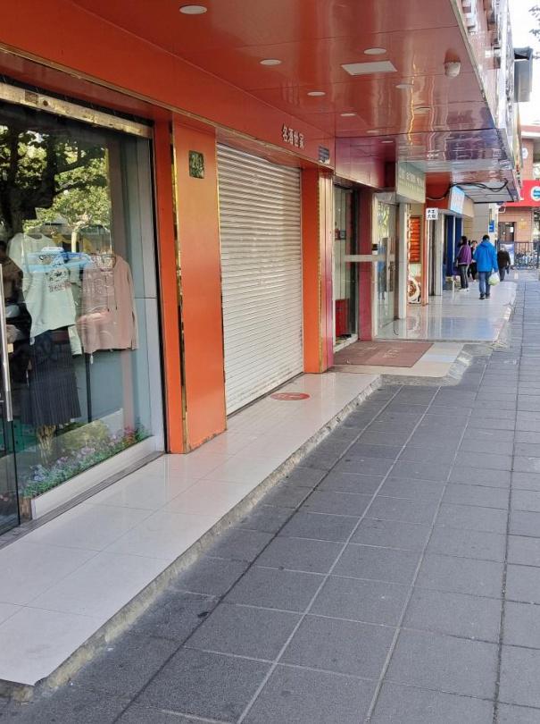 天山西路这段的人行道焕新了！(图3)