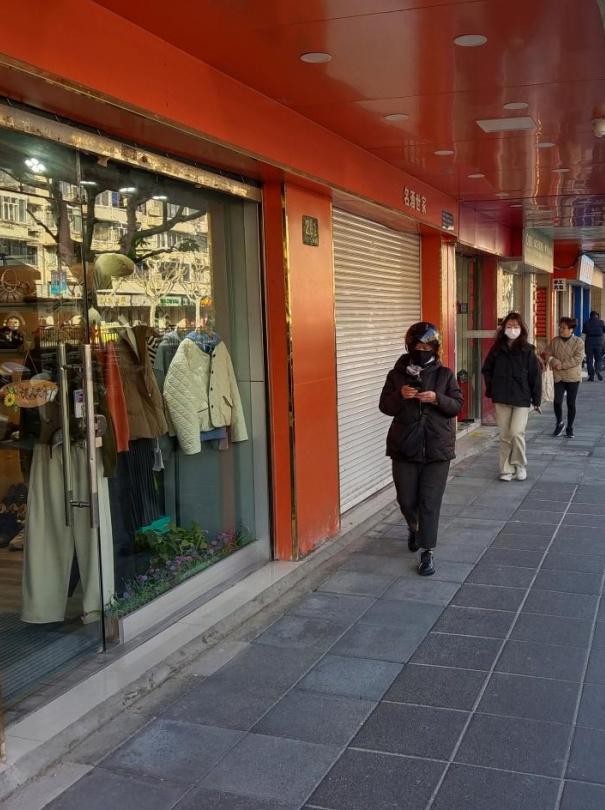 天山西路这段的人行道焕新了！(图4)