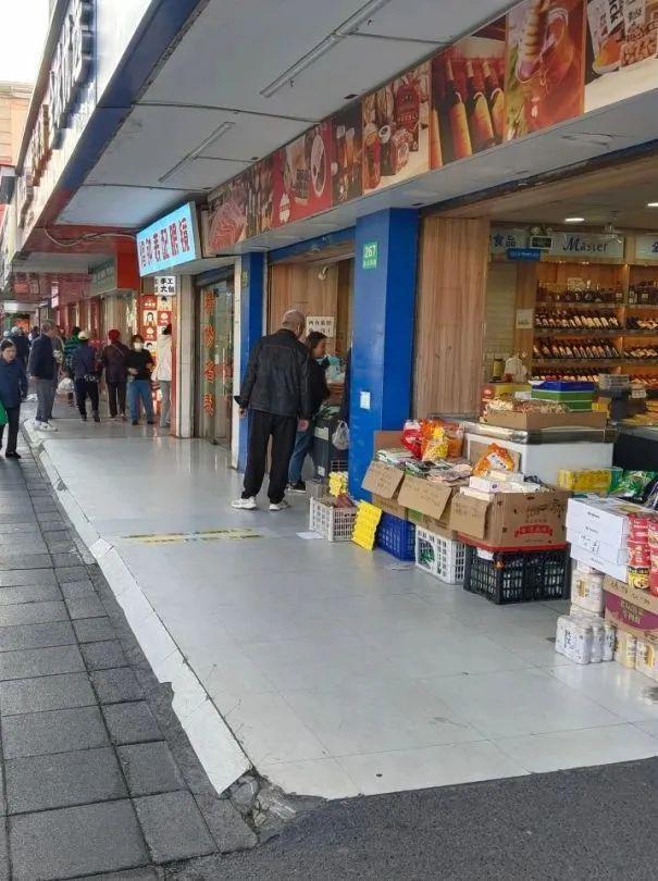 天山西路这段的人行道焕新了！(图1)