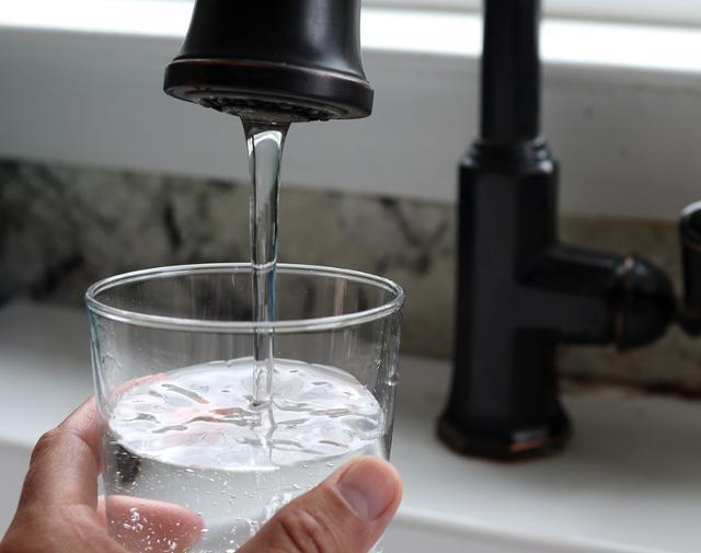 大量美国人喝污水白宫为啥就是换不完百年老破铅管？(图1)