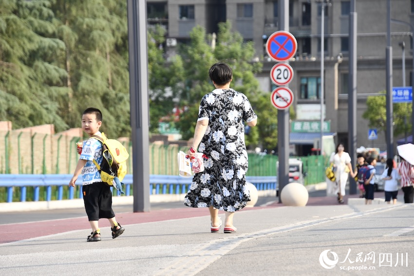 用心貼近群眾以“網”為民服務(图1)