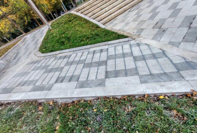 北小河畔步道雨天易打滑官方：坡道将设防滑条丨有事儿@新京报(图3)