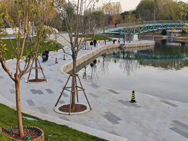 北小河畔步道雨天易打滑官方：坡道将设防滑条丨有事儿@新京报(图4)